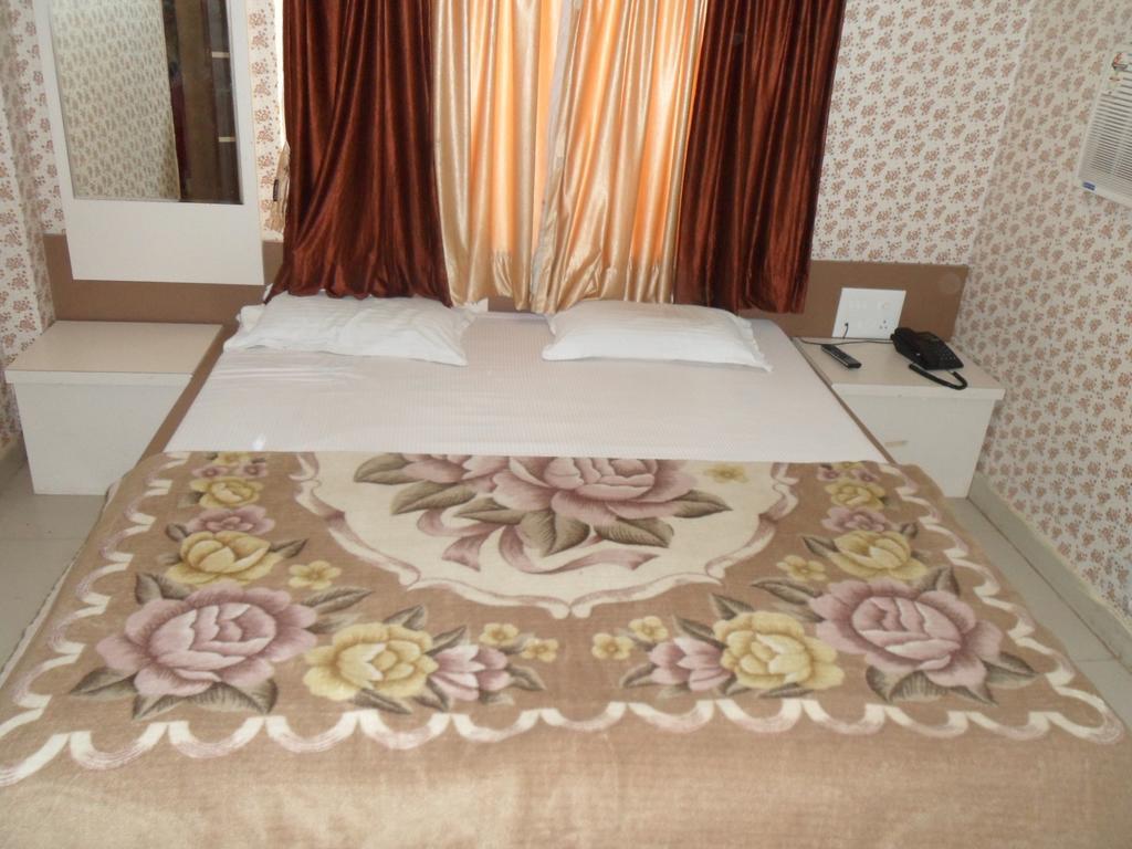Hotel Raj Palace Dwārka Eksteriør billede